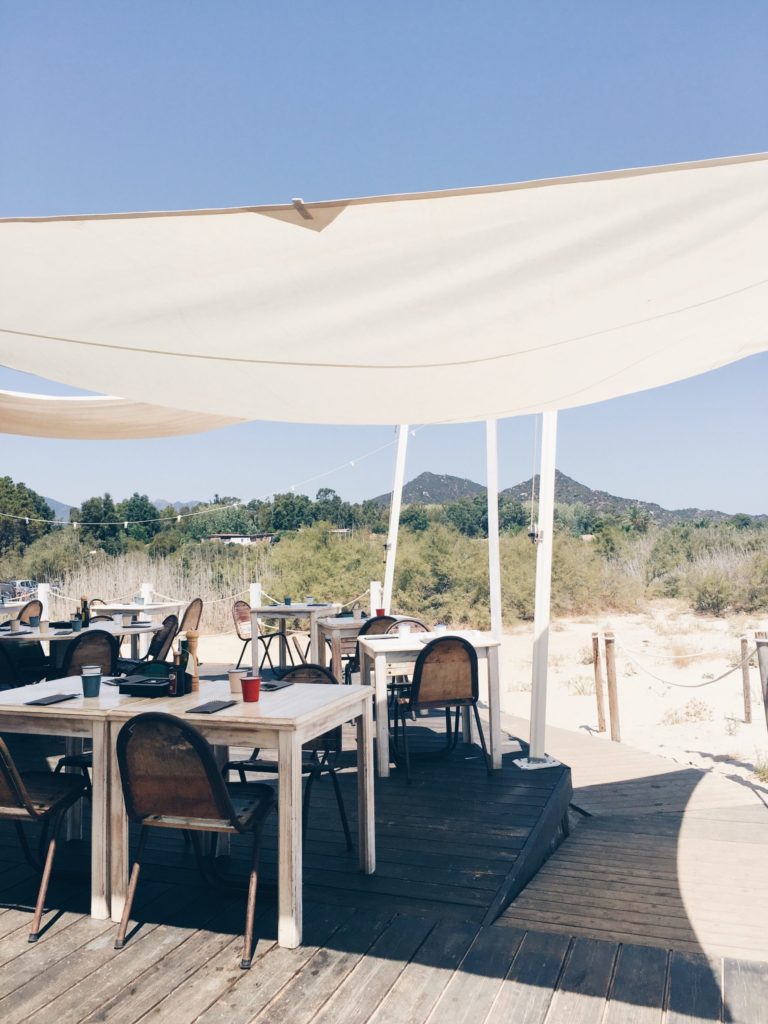 Is Fradis Beach Club, un buen lugar para comer junto al mar