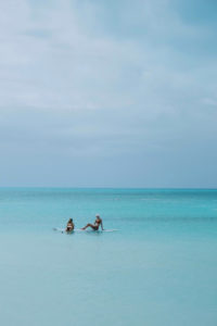 Bañistas en Providenciales, Turcas y Caicos