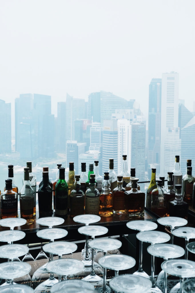 Interior del SKAI Bar en Singapur