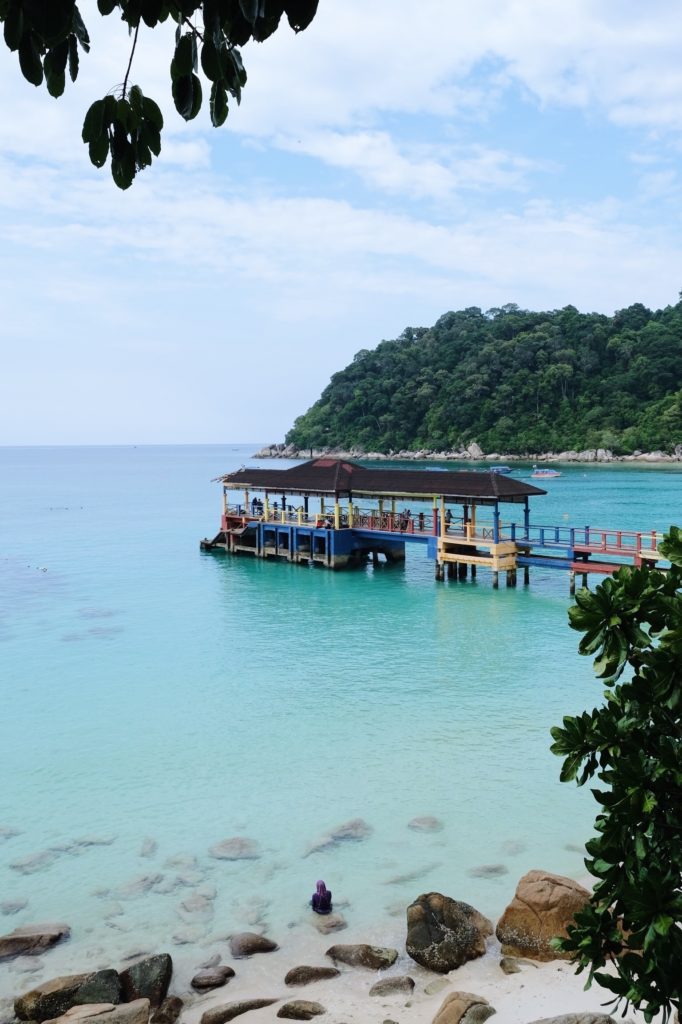 Playa y muelle cercano a Perhentian Island Resort
