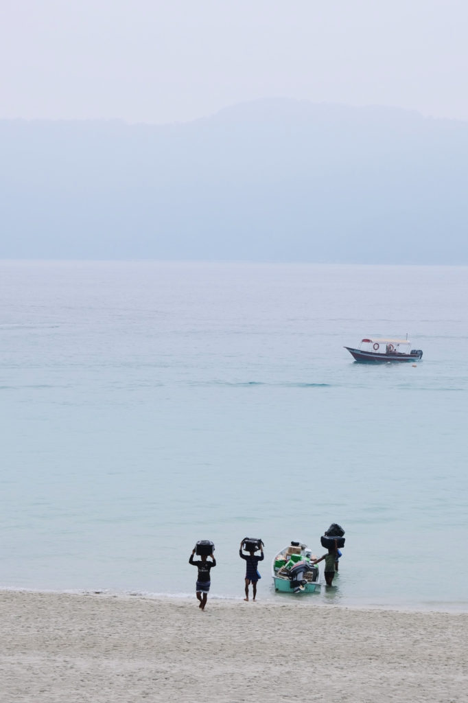 Trabajadores en las playas de Islas Perhentian