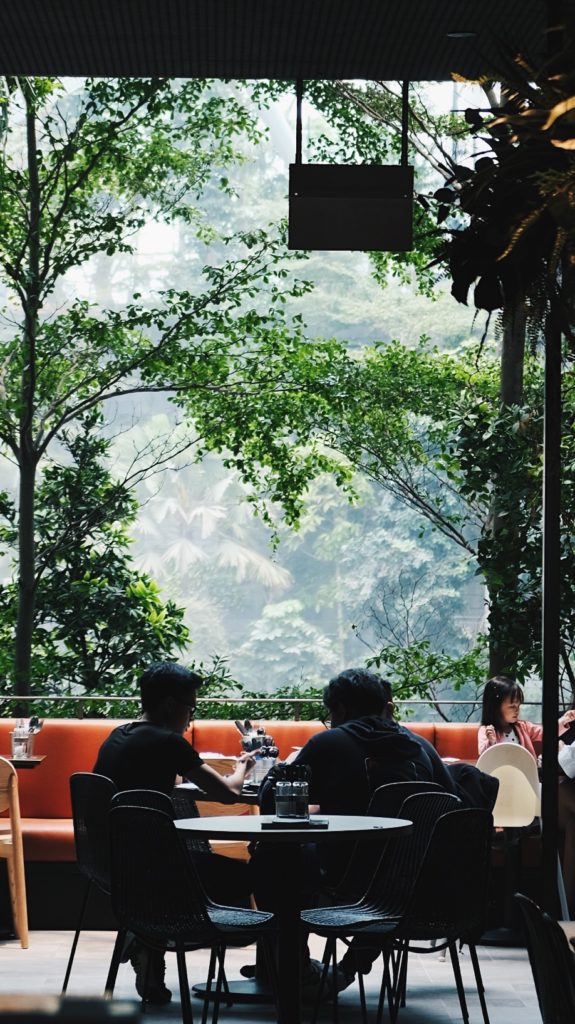 Bar en la terminal Jewel del aeropuerto Changi en Singapur