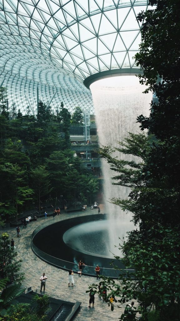Interior del aeropuerto Changi en Singapore