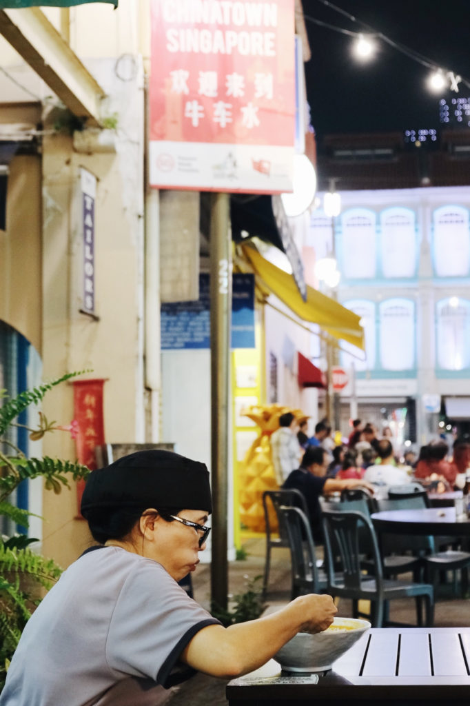 Comiendo en Chinatown Street en Singapur