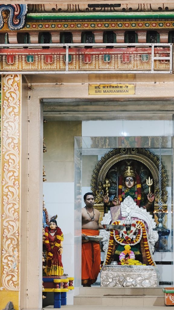Interior Sri Mariamman Temple en Singapur