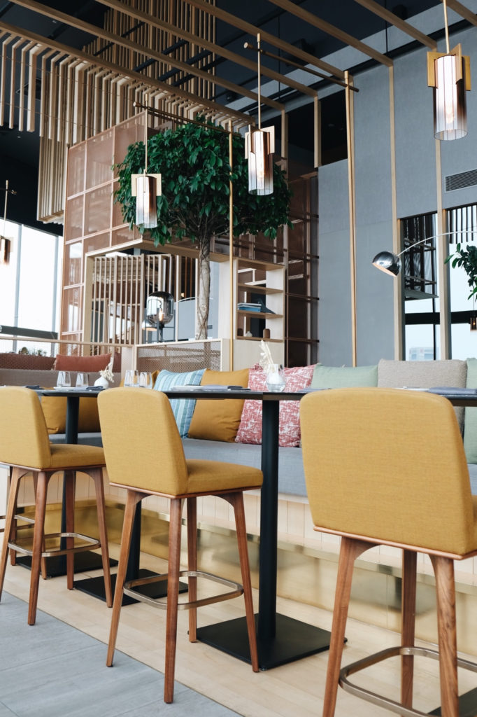 Interior de SKAI Bar en Singapur