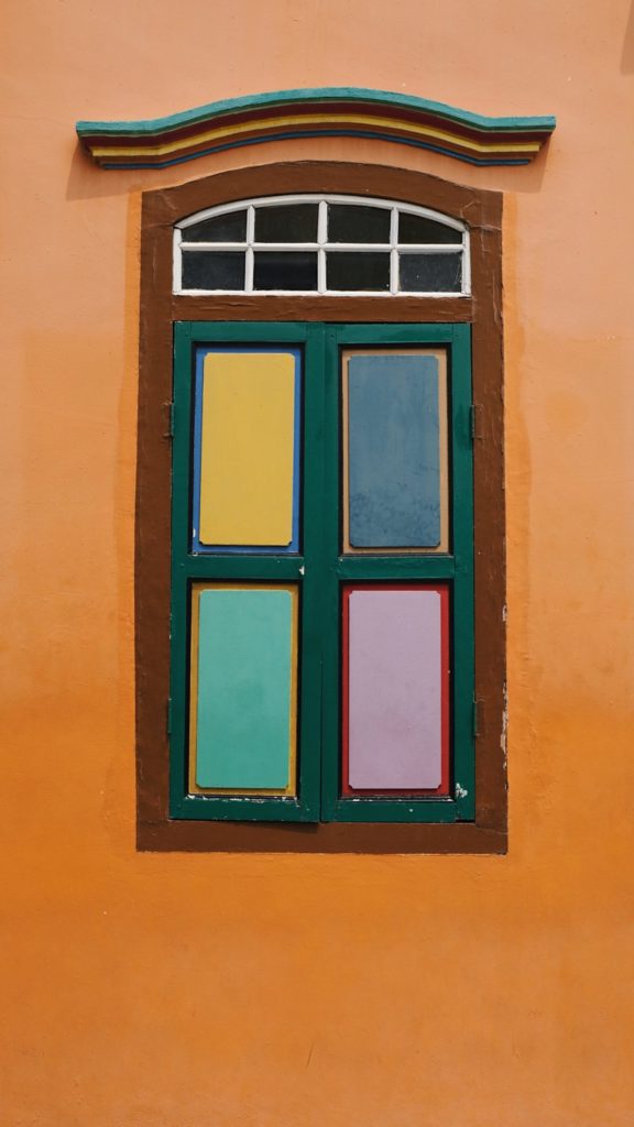 Ventana de colores en Little India en Singapur